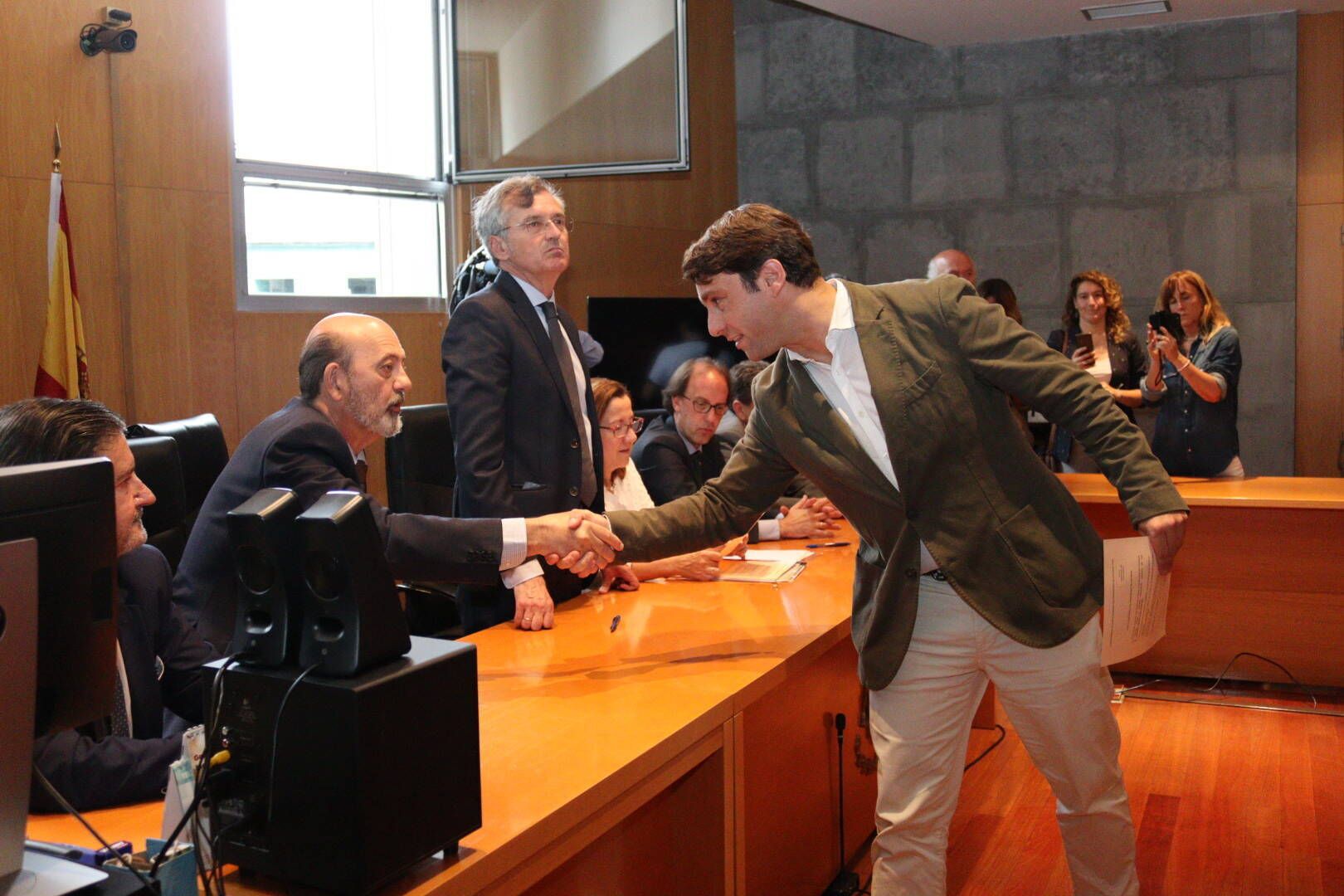 EN IMÁGENES: Así fue la recogida de las actas de los diputados asturianos ante la Junta Electoral Provincial