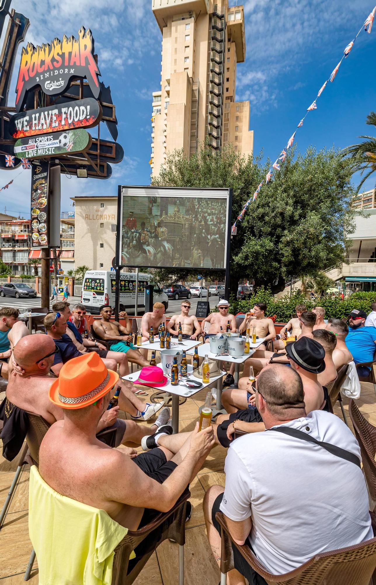Las calles y terrazas de Benidorm llenas para celebrar la coronación de Carlos III