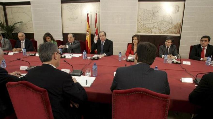 Reunión del presidente Herrera (en el centro) con los representantes de las cajas rurales de Castilla y León.