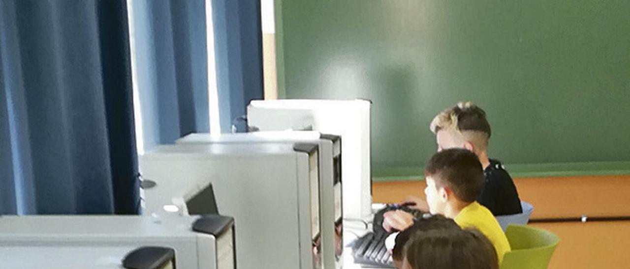 Alumnos del colegio de Olloniego, en la sala de ordenadores