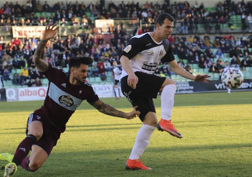 Las imágenes del duelo entre extremeños y gallegos en el Estadio Romano, que terminó con goleada celeste (1-4)