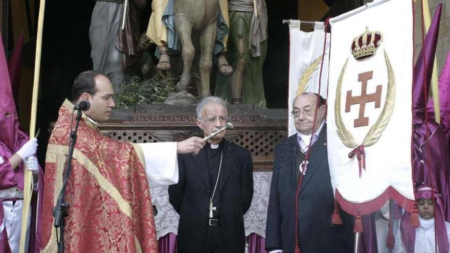 Alberto Gato Gómez lleva el estandarte durante una procesión de &quot;La Borriquita&quot;.