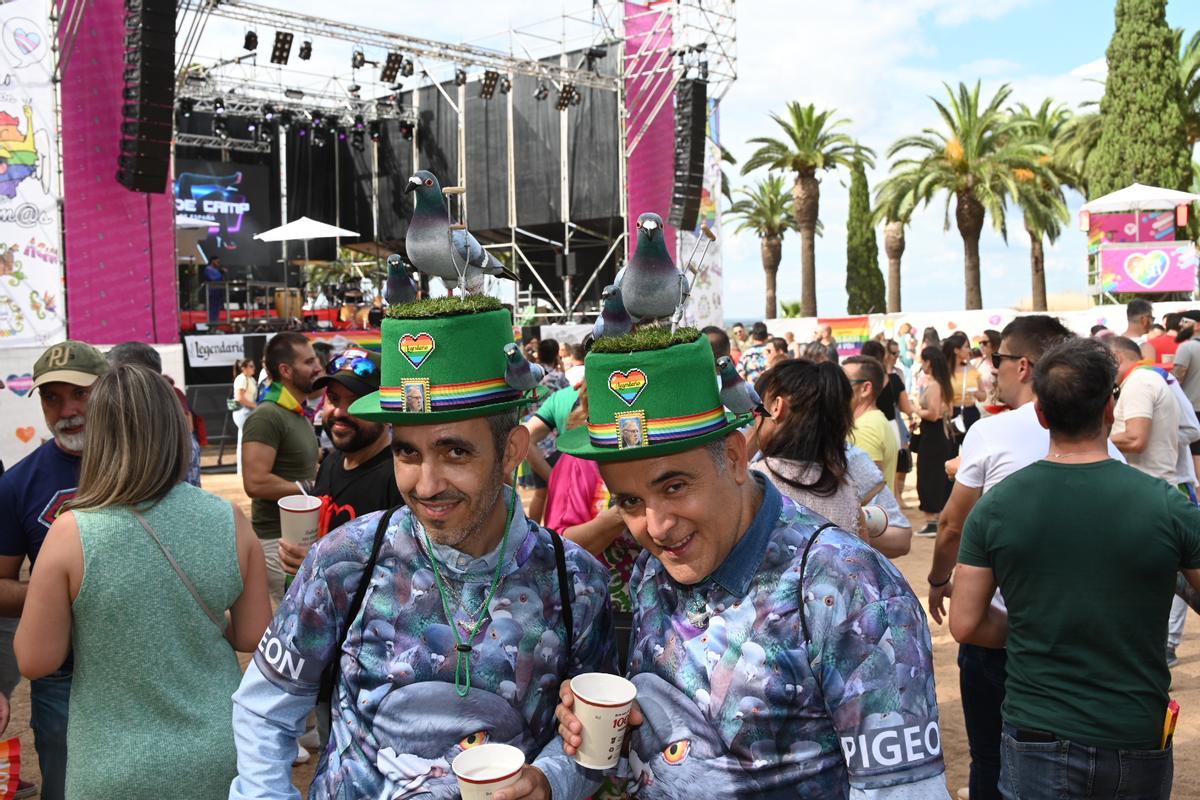 David y Miguel con sus sombreros con los palomos con muletas y la foto de Celdrán.