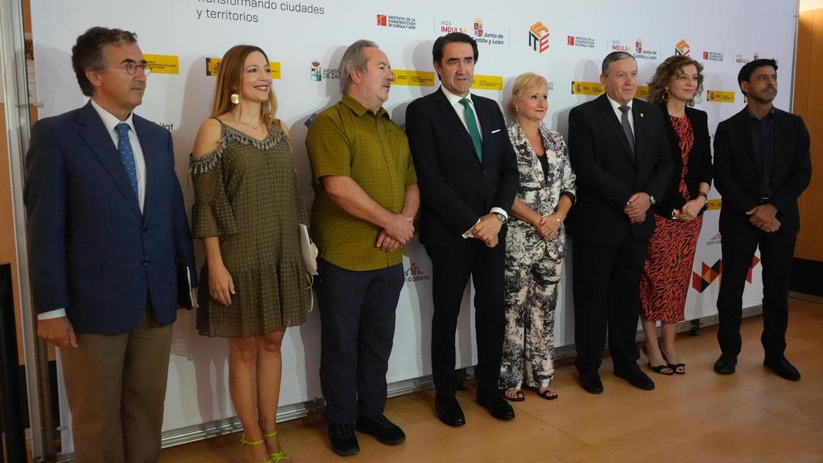 Desde la izquierda: Ángel Marinero, Eva Testa, Francisco Guarido, Juan Carlos Suárez Quiñones, Leticia García, Javier Faúndez, María Pardo y Francisco Javier Martín