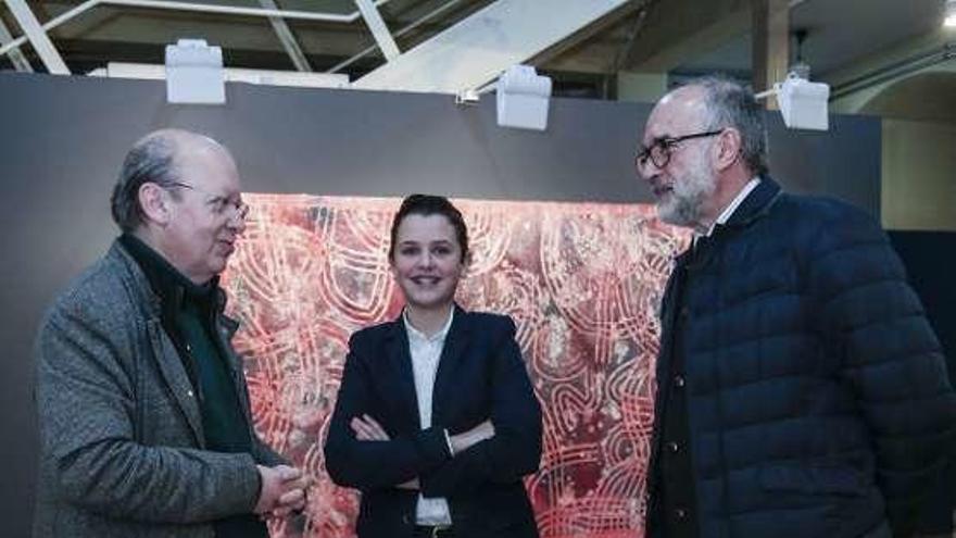 Diego Álvarez, entre Favila y Alberto Huskin, director de la Escuela de Artes y Oficios, ayer, en la inauguración de la exposición.