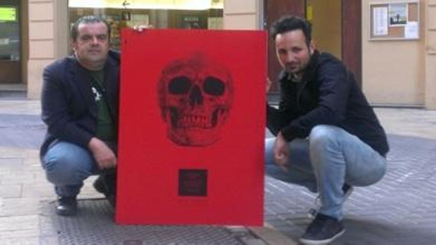 Javier García Caballero y Joaquín Sánchez Baillo, organizadores de C-FEM, con el cartel de la edición 2014.