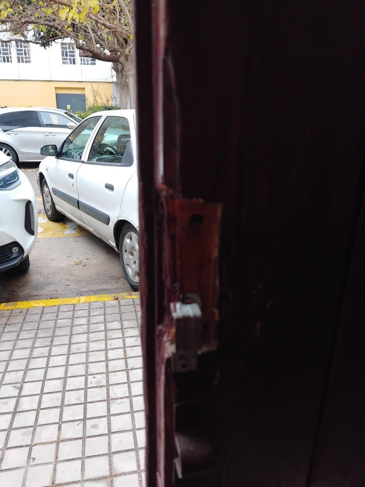 Cerrojo dañado tras el golpe.