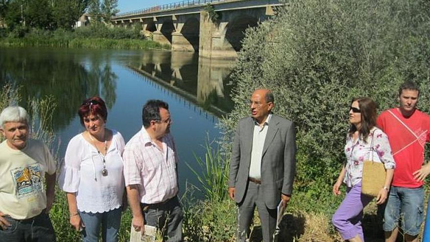 Jesús Cuadrado, en el centro junto a Martín Benito, y otros cargos socialistas, ayer, a la orilla del Órbigo.