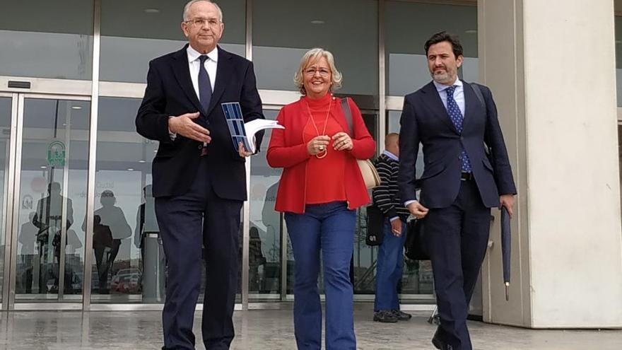 La edil del PP Teresa Porras y su abogado a la salida del juzgado