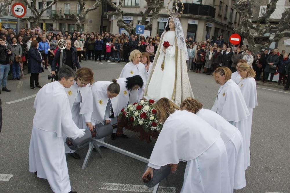 El momento más emotivo es el cambio del manto negro de la Virgen al blanco