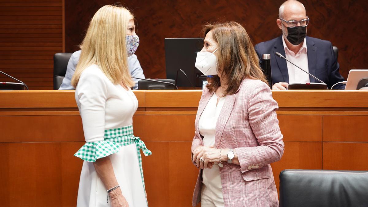 La portavoz adjunta del PP, Mar Vaquero, charla con la directora general de Interior, Carmen Sánchez.