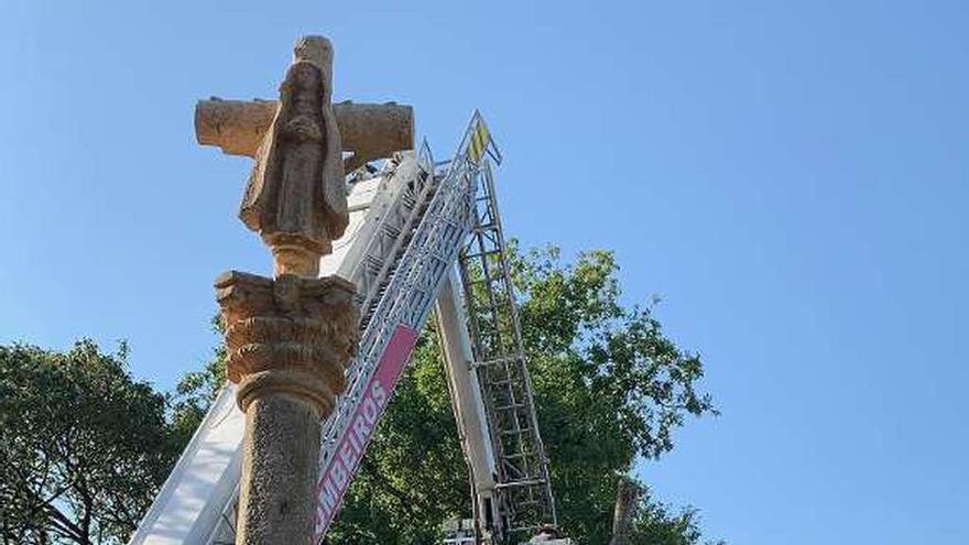 Talan y retiran un roble seco de gran tamaño en el campo festivo de Moneixas