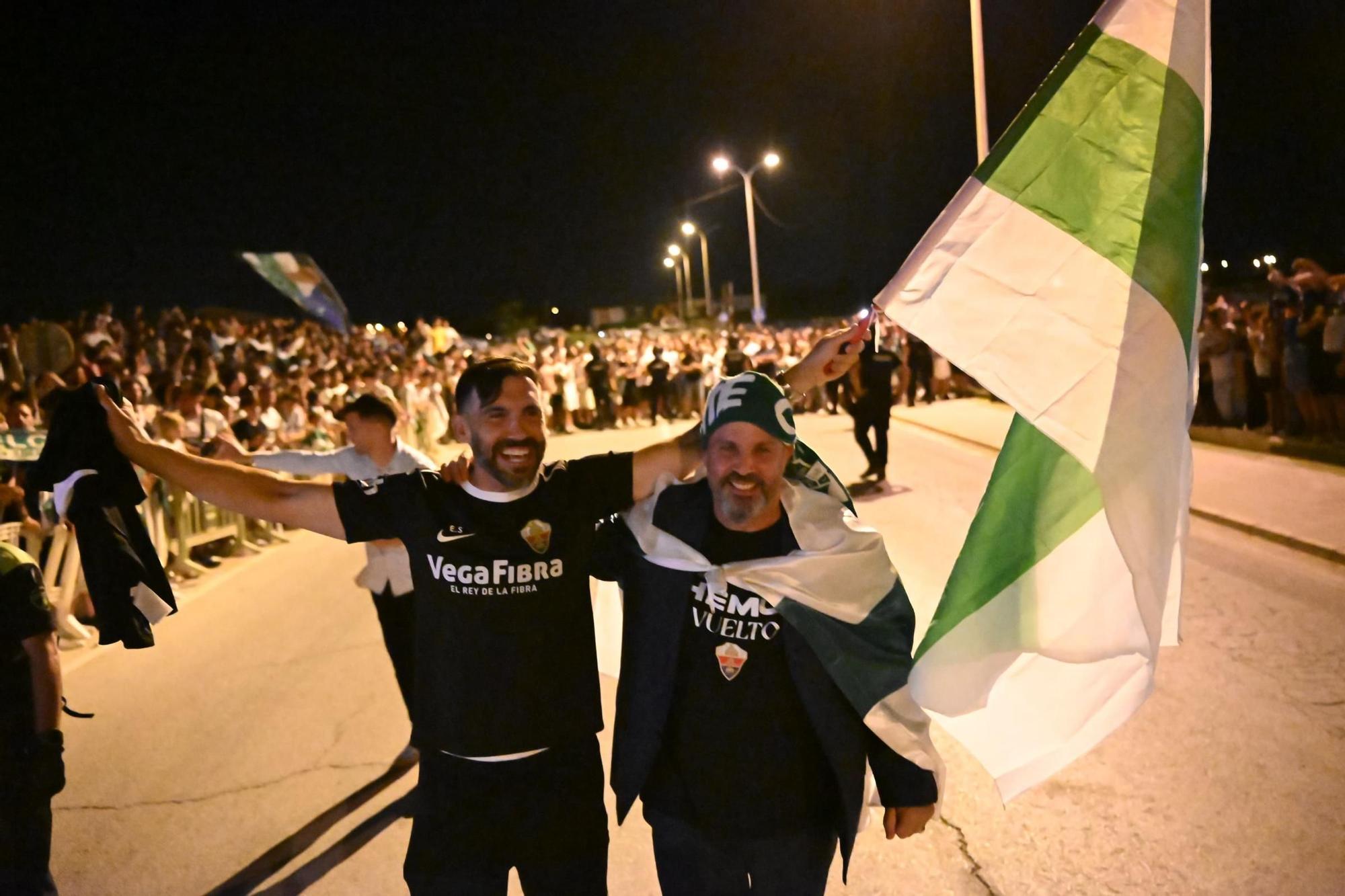 La afición del Elche recibe a los héroes del ascenso a su llegada al Martínez Valero