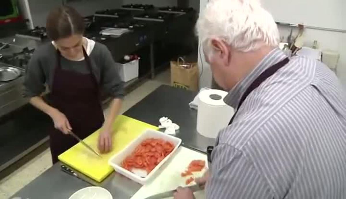 Alumnes de l’Escola de Restauració, en la primera classe del programa ’Passió per la cuina’