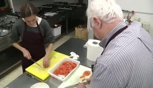 Alumnes de l’Escola de Restauració, en la primera classe del programa ’Passió per la cuina’