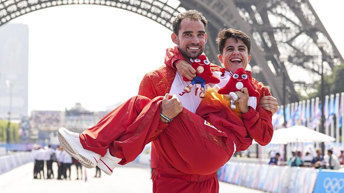 Álvaro Martín y María Pérez, tras ganar sus medallas en París.