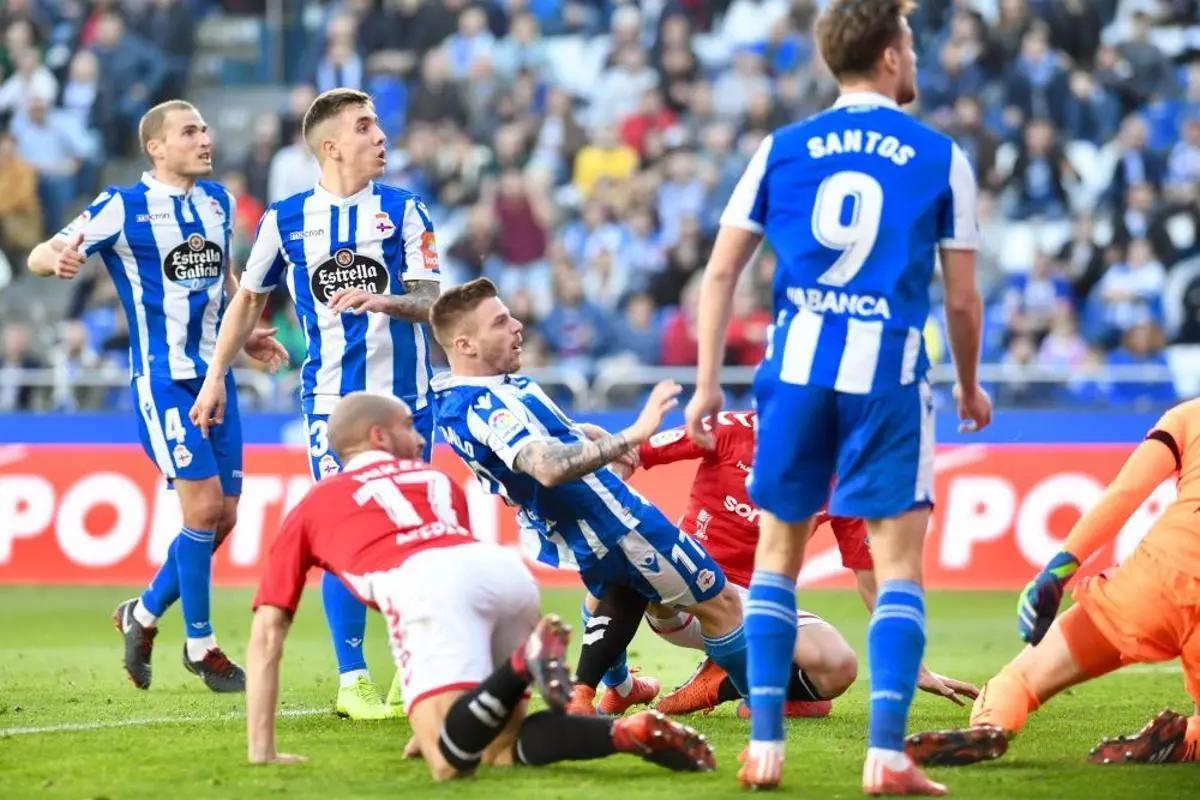 Joni Montiel  , detrás de Caballo, durante su debut con el Deportivo