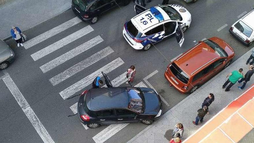 Momento en el que el detenido fue reducido por la Polcía Local. // FdV