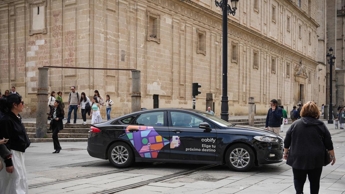 Un vehículo VTC circula por una calle del centro de Sevilla