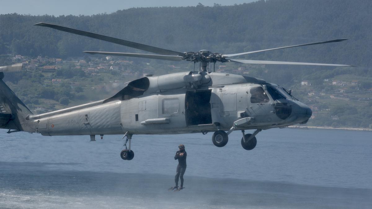 Así de espectacular fue la 'batalla' naval de las Fuerzas Especiales de la Armada en la Ría de Pontevedra