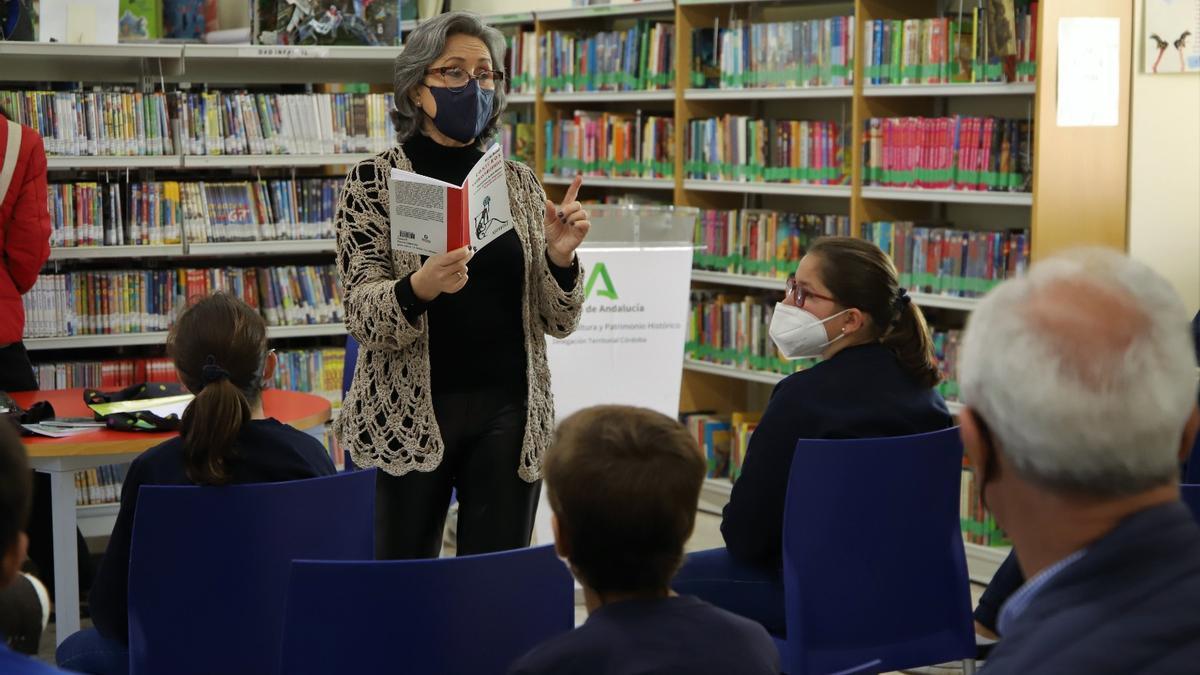 María Rosal, ante los niños durante su recital poético.