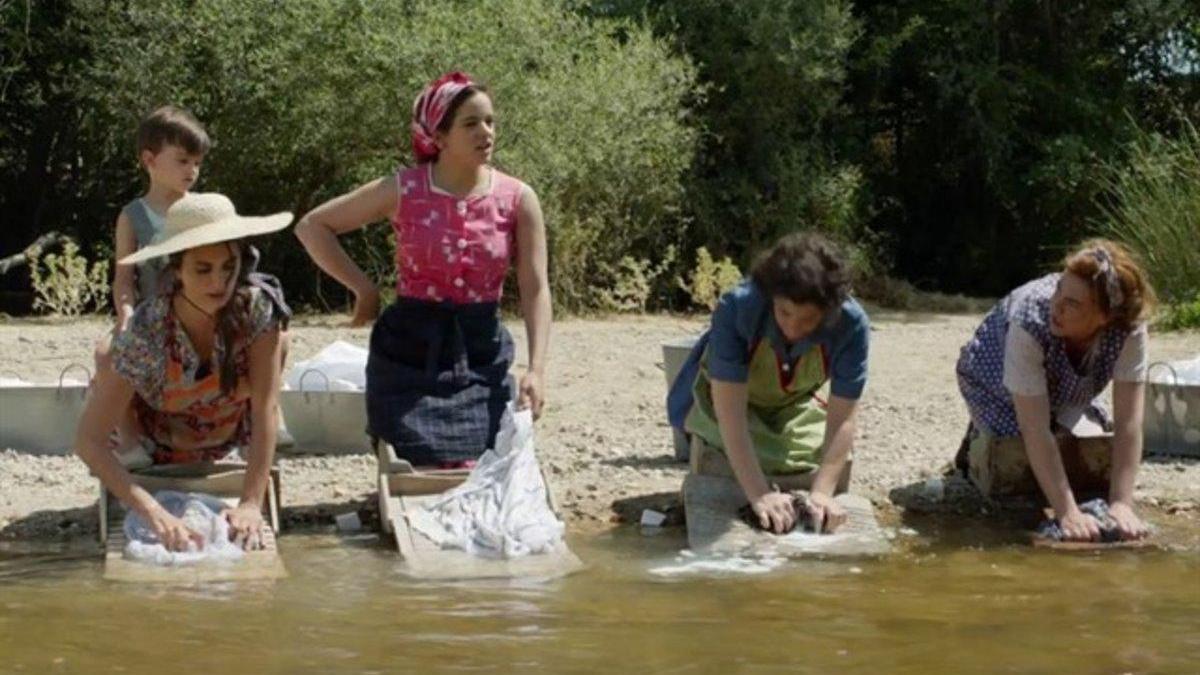 Rosalía canta &#039;A tu vera&#039; en la última película de Almodóvar