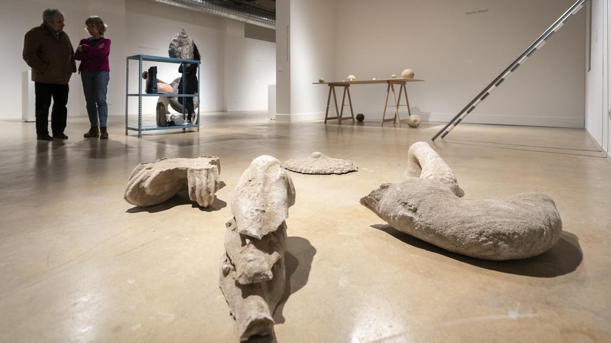 La obra del barcelonés Marc Larré ha sido galardonada con el premio Antoni Vila Casas con un conjunto escultórico en arena, barro y yeso titulado '2 braços, 3 genolls, 5 mans i 12 peus'