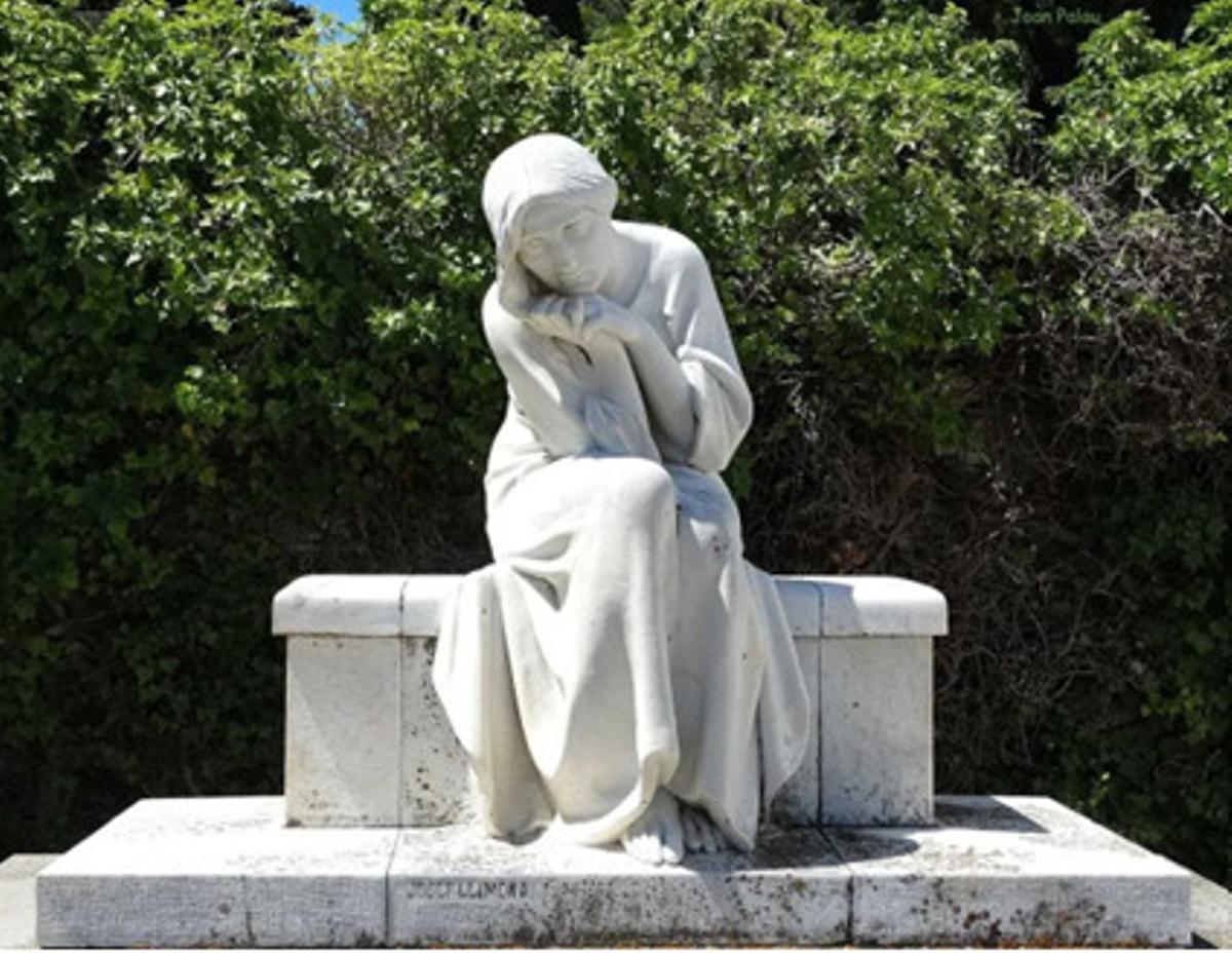 L'escultura de Josep Llimona al cementiri de Cadaqués.