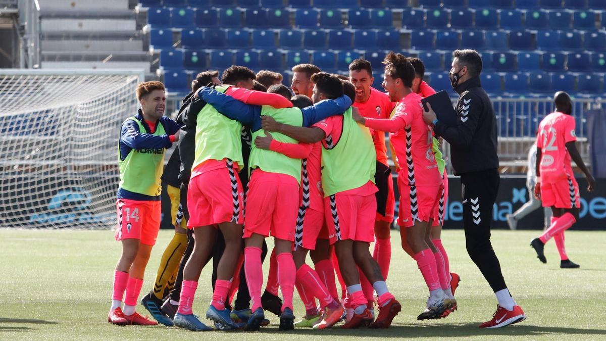 Los jugadores del Alcoyano celebran la victoria.