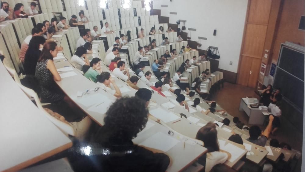 Aulas abarrotadas en el Aulario I en 1998