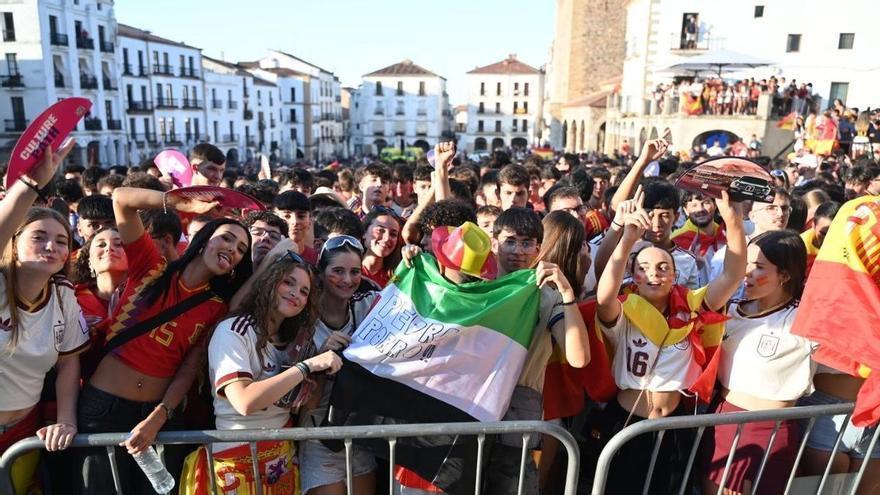 Fotogalería | Así se vive la final del Mundial 2026 en la Plaza Mayor de Cáceres