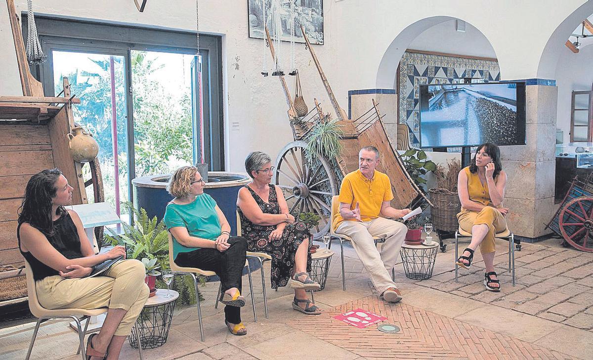L. Mulet, M. Fornés, A. Martí, J.Carles Jover y N. Rigoberto, en la segunda mesa de diálogo.