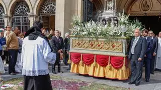 Gijón celebra el Corpus Christi entre flores: "Rezar por el Sporting es lo que toca hacer aqui"
