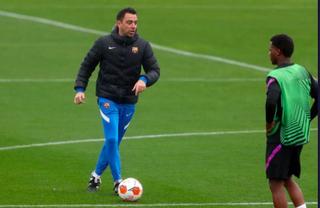 Xavi y Ansu, en el último entrenamiento antes de recibir al Eintracht en el Camp Nou.