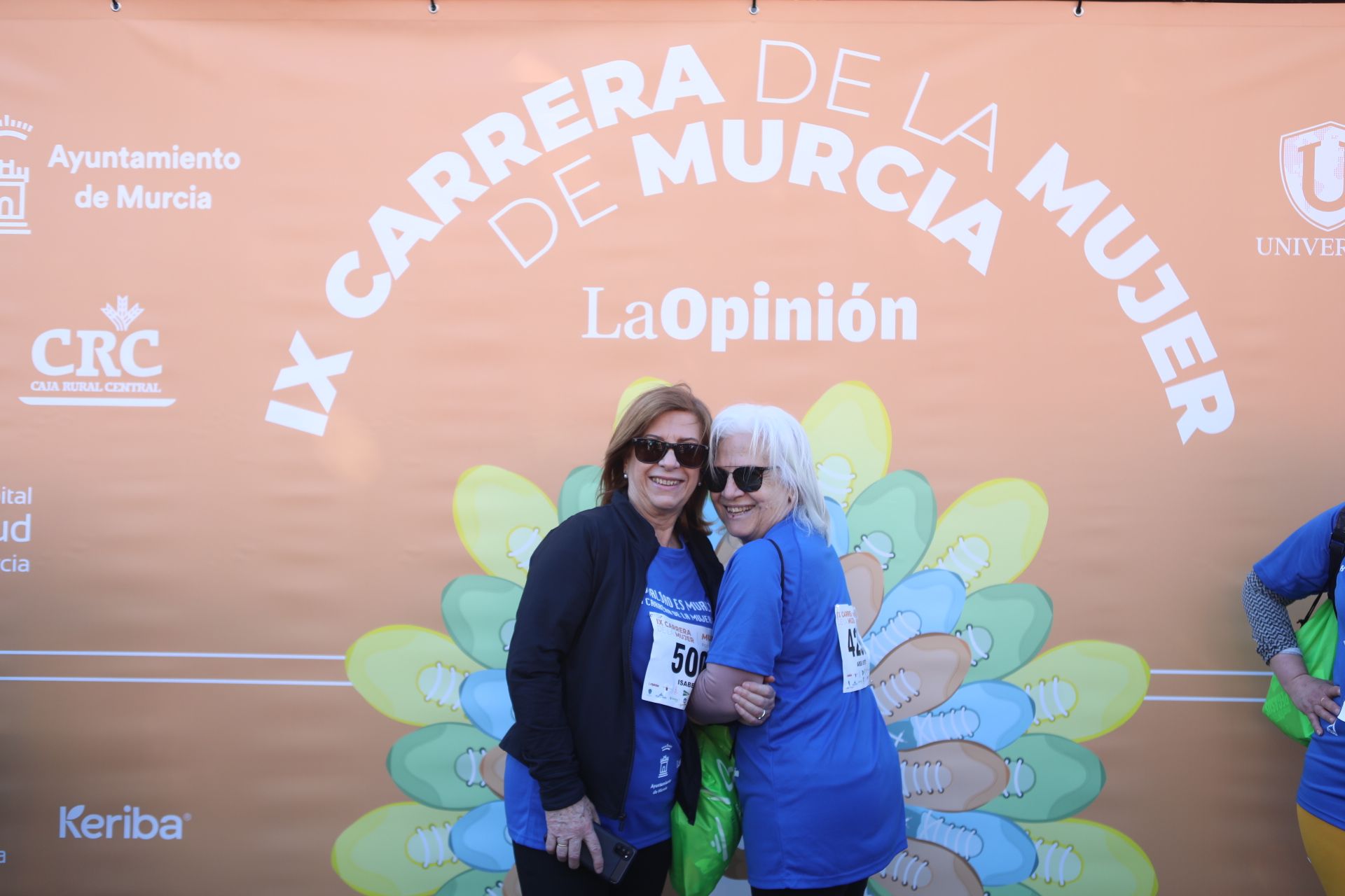 Las participantes posan en el photocall tras finalizar la Carrera de la mujer de Murcia