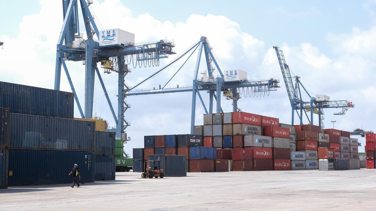 Contenedores para el transporte de mercancías en uno de los muelles del puerto de Alicante.