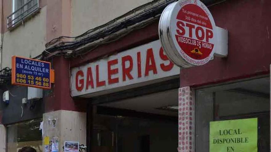 Un hombre apunta con una pistola a un quiosquero para obtener cerveza