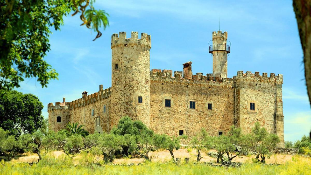 La fortaleza palaciega declarada Bien de Interés Cultural situada a 12 kilómetros de Cáceres