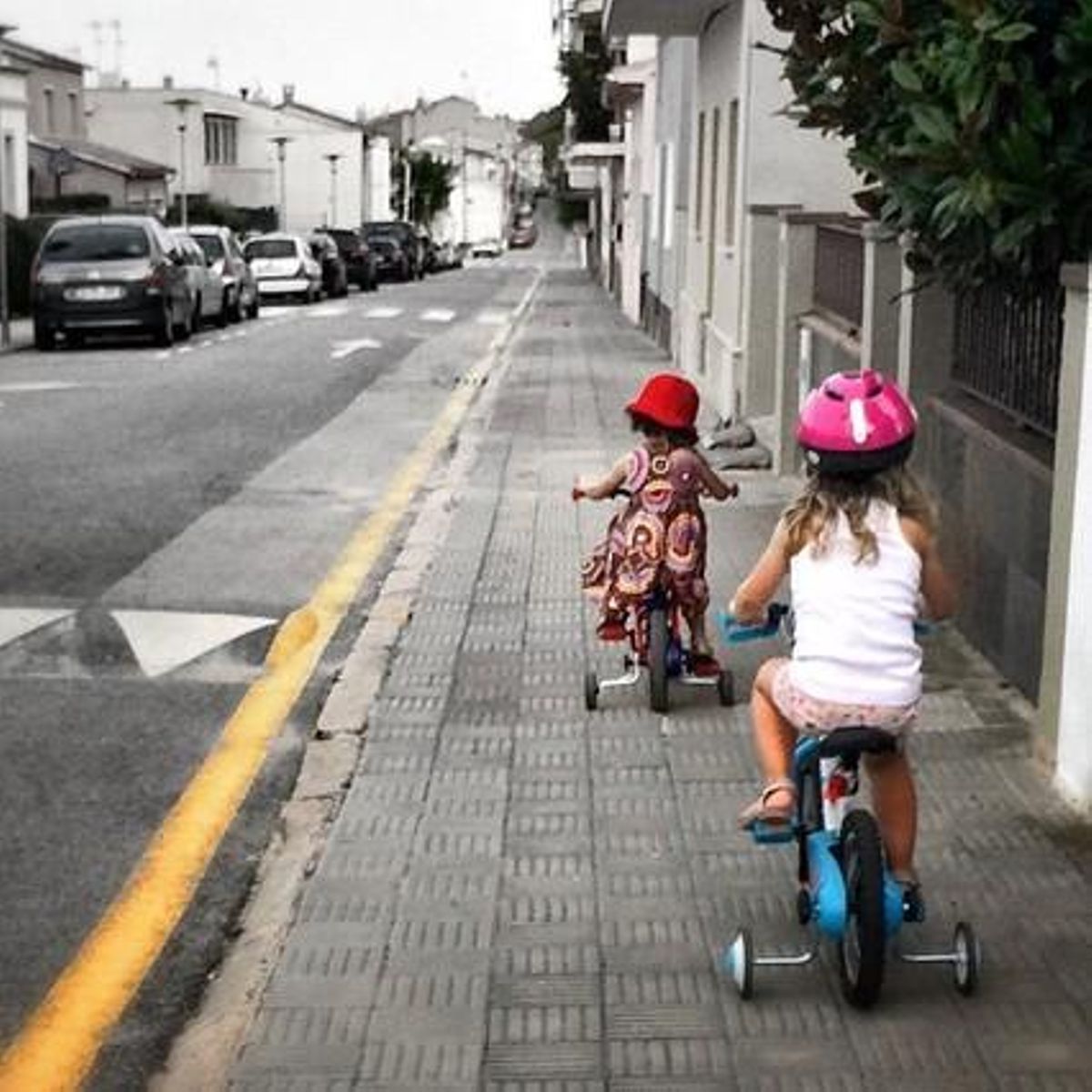 Dues nenes en bicicleta. 