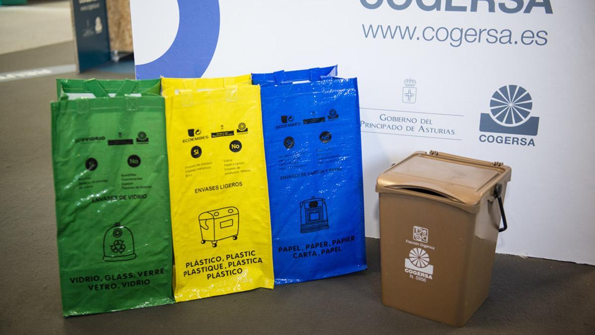 Bolsas para separar residuos de Cogersa, con un minicontenedor marrón a la derecha de la imagen.