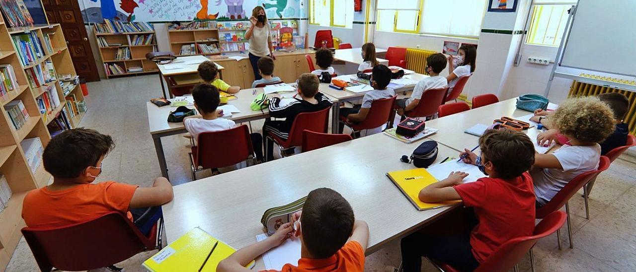 Una maestra imparte clase a sus alumnos en un colegio de Murcia