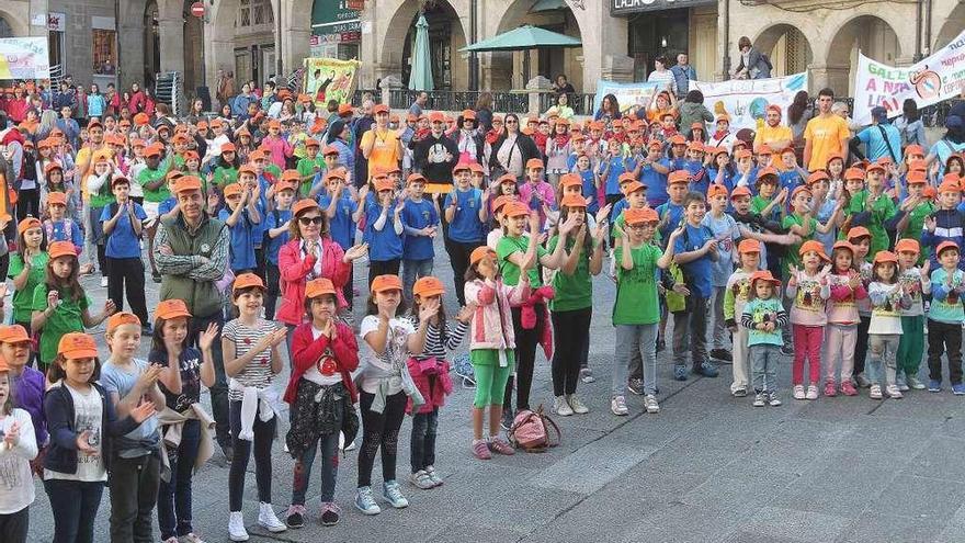 Alumnos de Primaria na Praza Maior de Ourense. // Iñaki Osorio