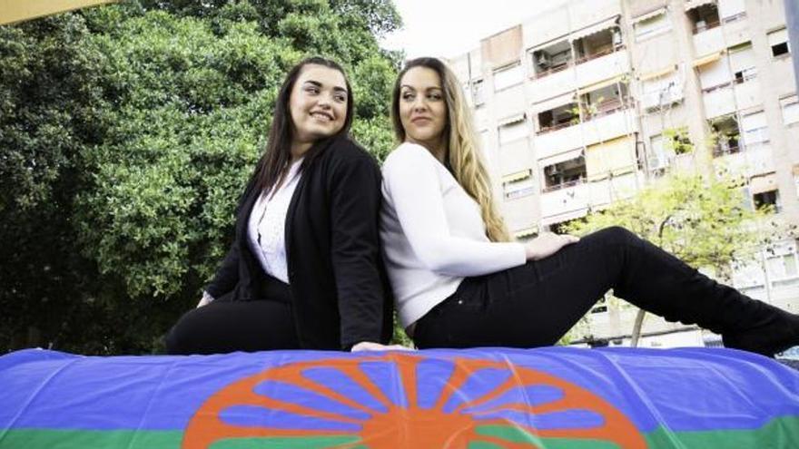 Cristina Pomares y Minerva Rodríguez trabajan en la Fundación Secretariado Gitano por la inserción social y laboral de esta comunidad.