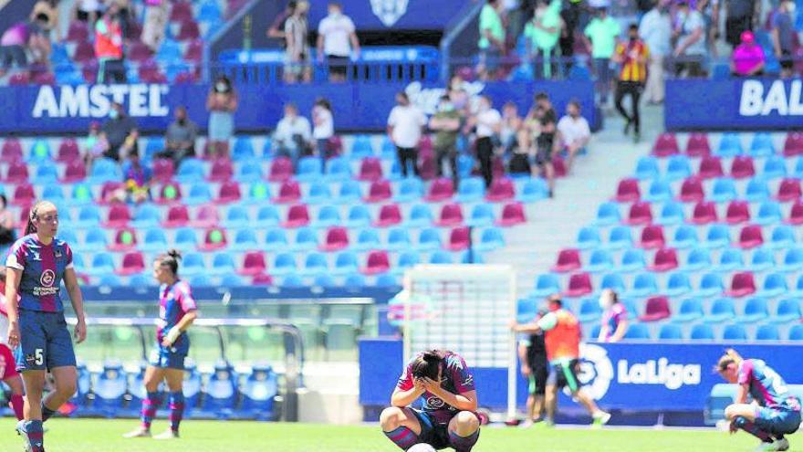 Las futbolistas del Levante UDF se lamentan del empate al final del partido.  | SD