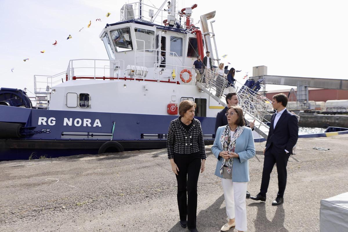 Por la izquierda, Carmen Moriyón con Teresa Fernández Marmiesse. Tras ellos, el edil de relaciones institucionales de Gijón, Jorge González Palacios, y el director ejecutivo del grupo Junquera, Pablo Campos-Ansó, con el "RG Nora" al fondo.