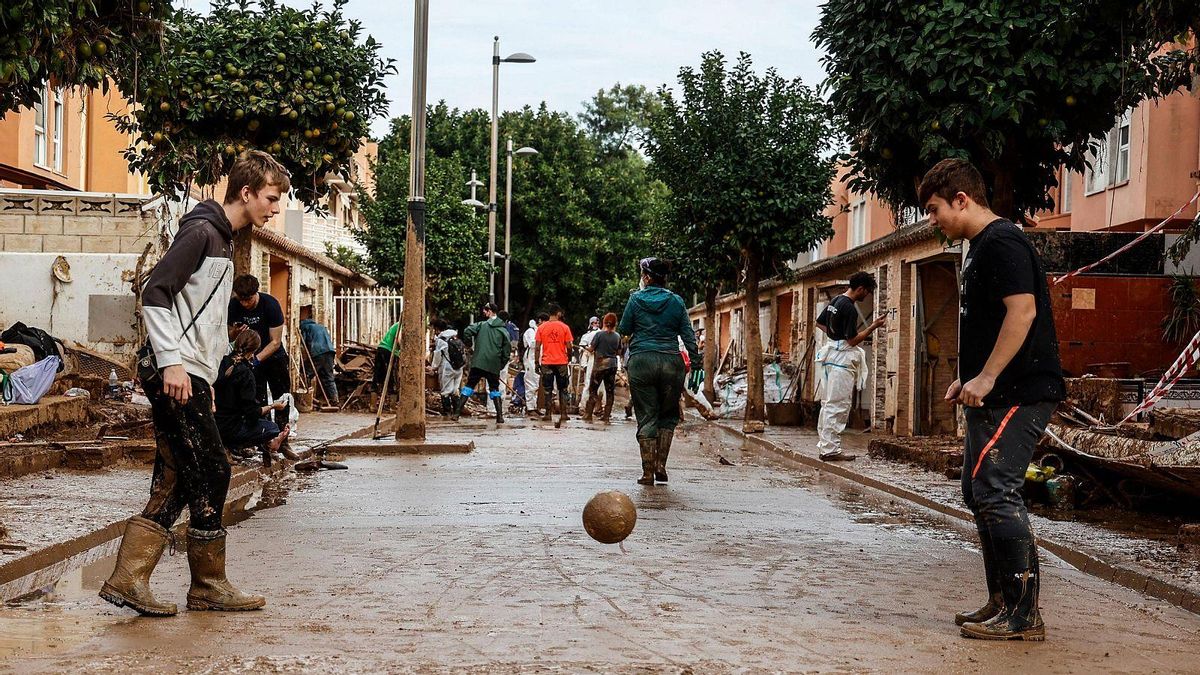 Menores jugando al fútbol tras la dana de Valencia.