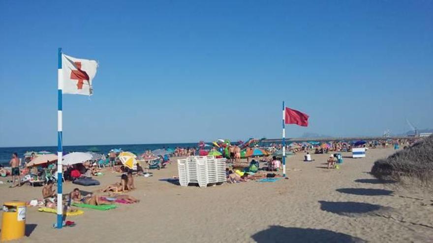 La bandera roja que lució durante media hora en la playa de Gandia el miércoles.