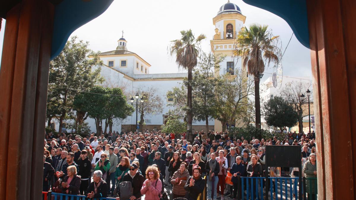 Cientos de vecinos se concentran ante el Ayuntamiento de Barbate (Cádiz) por la muerte de dos agentes de la Guardia Civil.