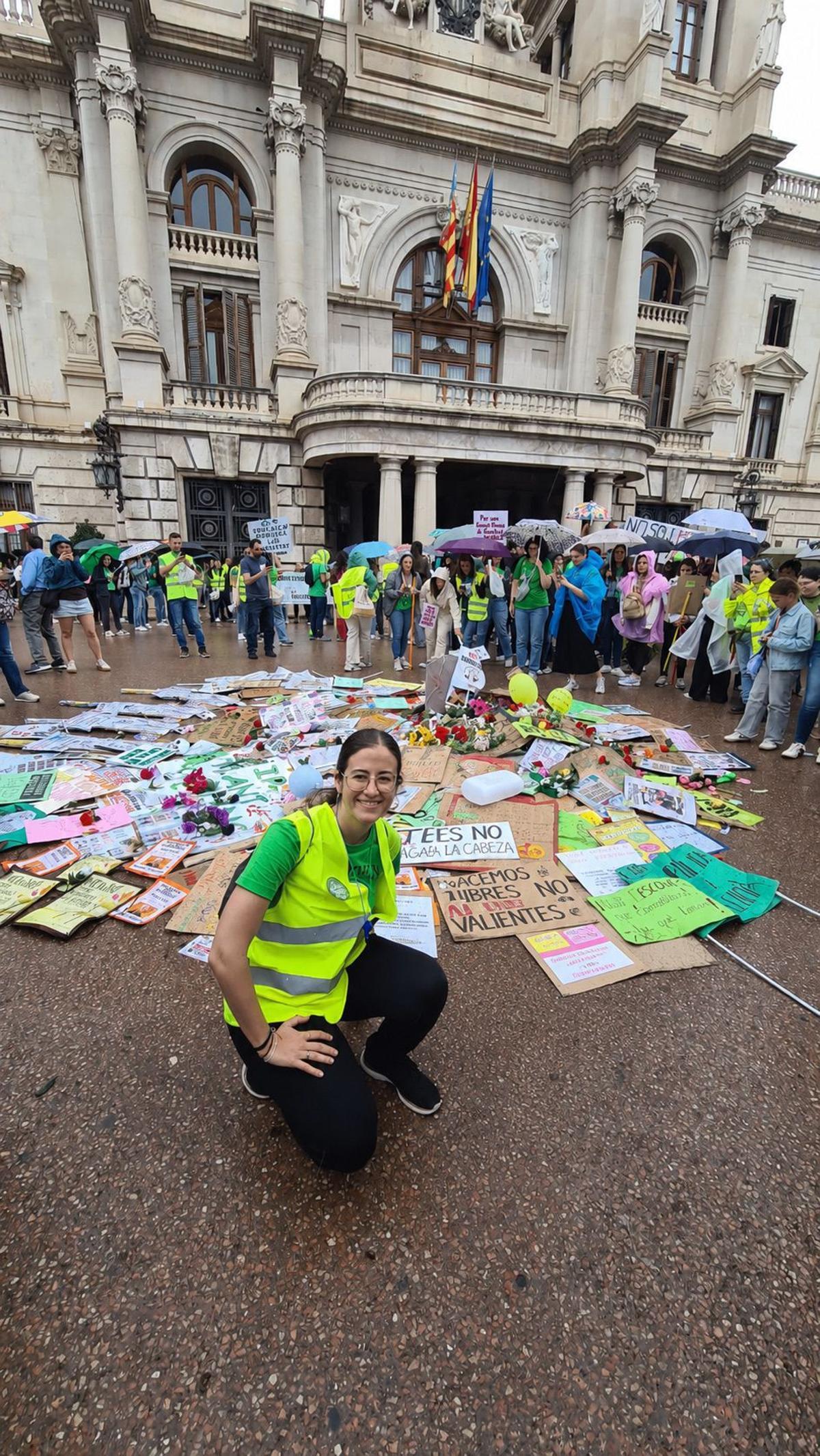 Marina Ramón, durante una protesta en la plaza del Ayutamiento de València.