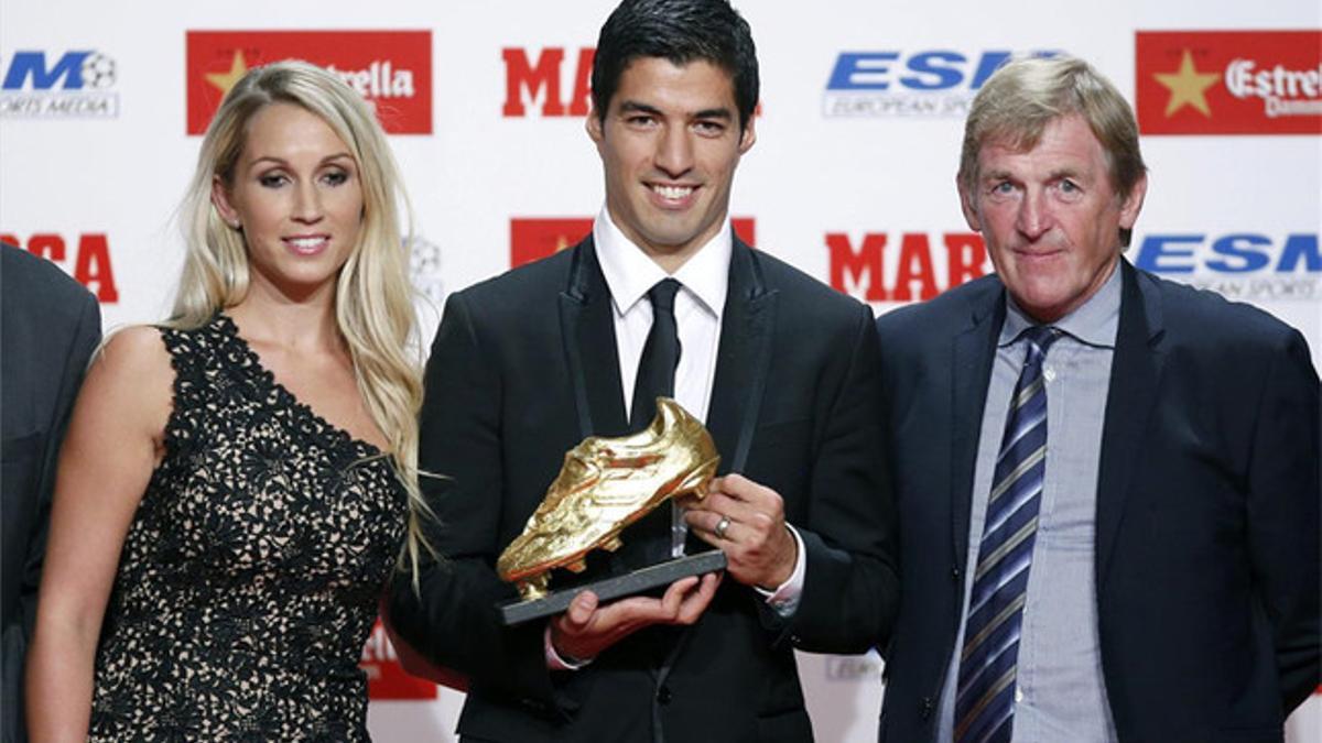 Luis Suárez muestra la Bota de Oro junto a su esposa Sofía Balbi y Kenny Dalglish